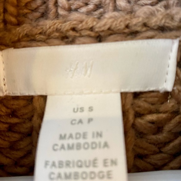 Cropped Mock neck knit sweater. Balloon sleeved, cinched waist line - Picture 2 of 3